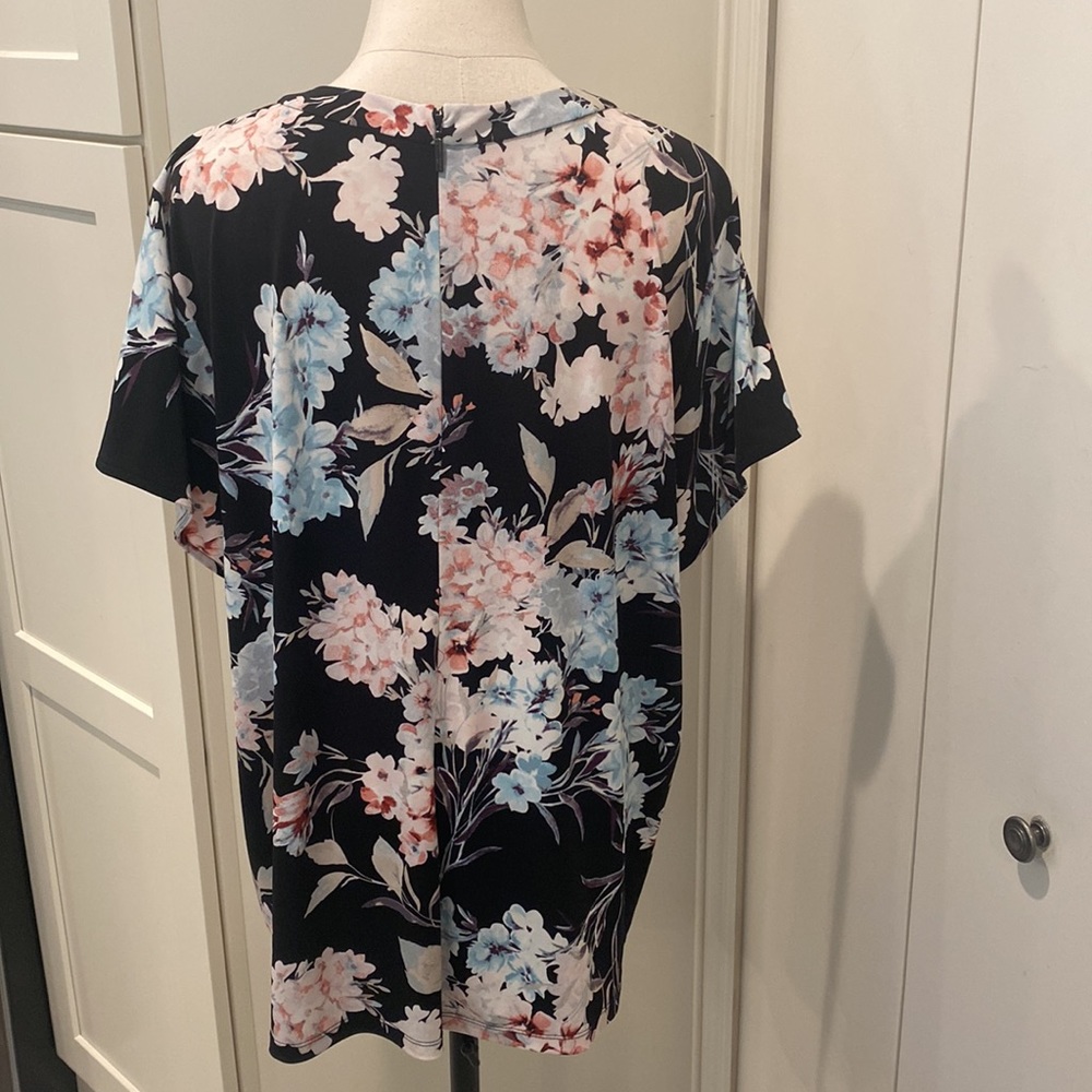 Karl Lagerfeld Paris short sleeve floral blouse 2X - Picture 4 of 7